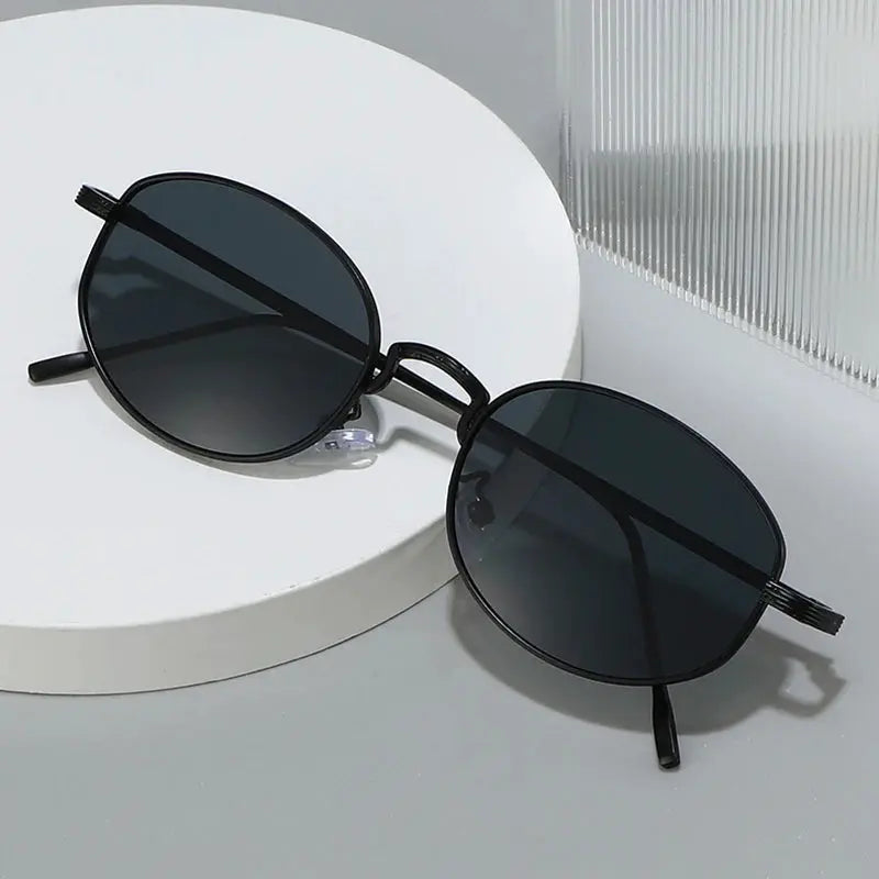 SHAUNA oval metal sunglasses with black frame and blue-purple gradient lenses – Astroshadez