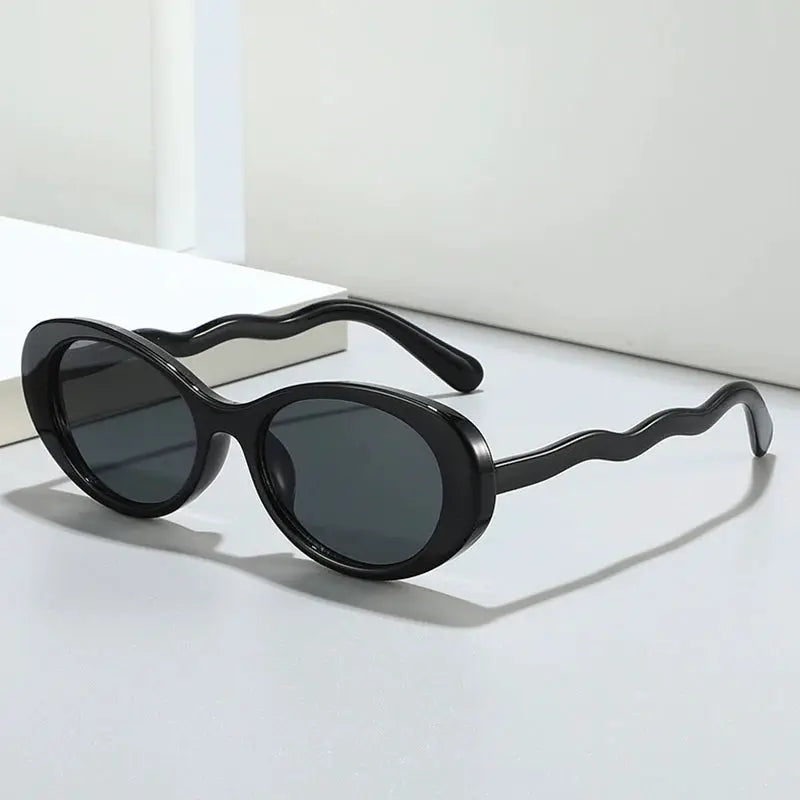 SHAUNA sunglasses with oval black frame, wavy temples, and dark lenses – Astroshadez