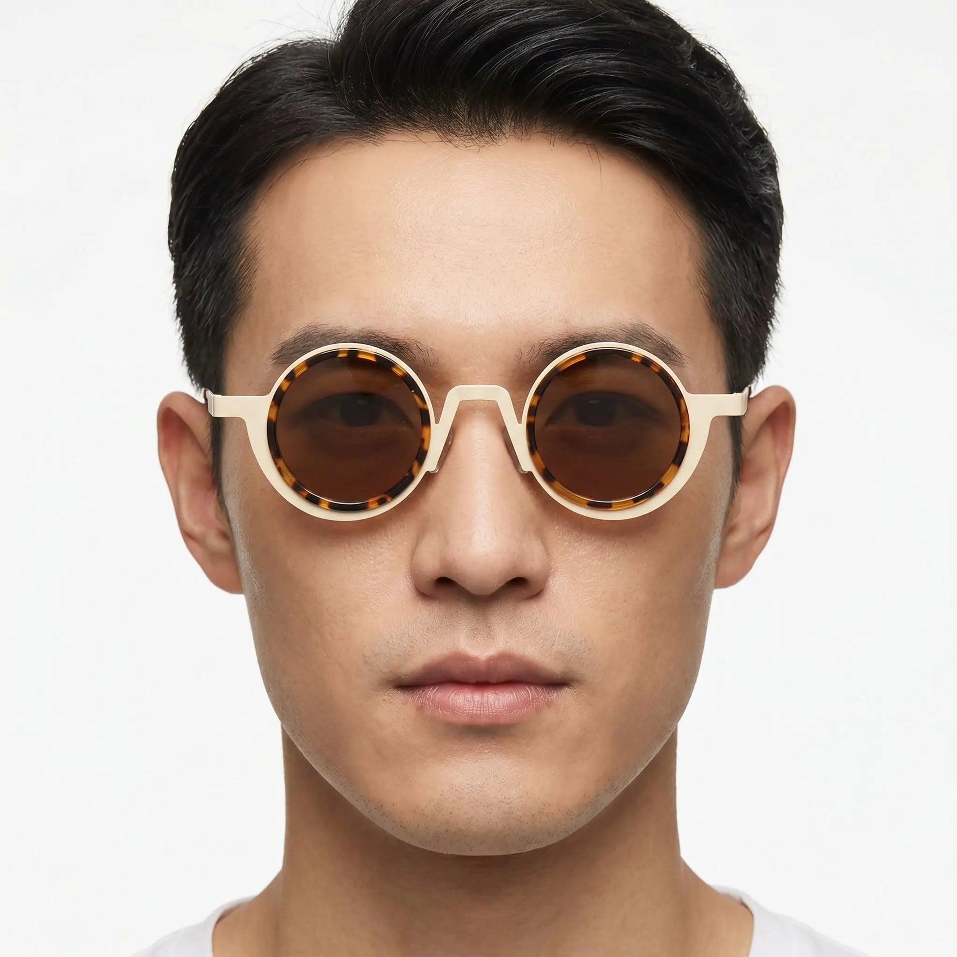 Xyrena round tortoiseshell sunglasses with cream frame and brown gradient lenses – Astroshadez